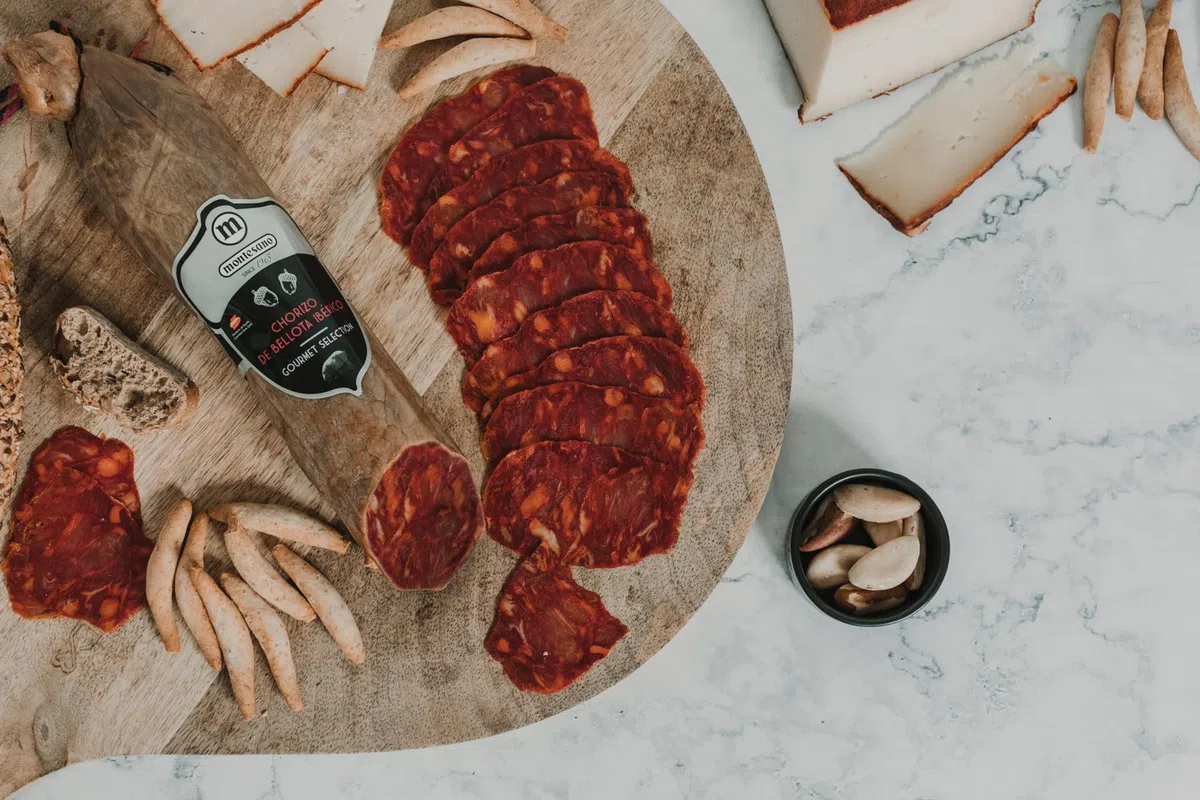 Ibéricos Montesano | Chorizo de Bellota 100% Ibérico | Elaborado con Cerdos Ibéricos Criados en Libertad y Alimentados con Bellotas | Aderezado con Pimentón de La Vera | Sabor Intenso | 0,5-0,6Kg