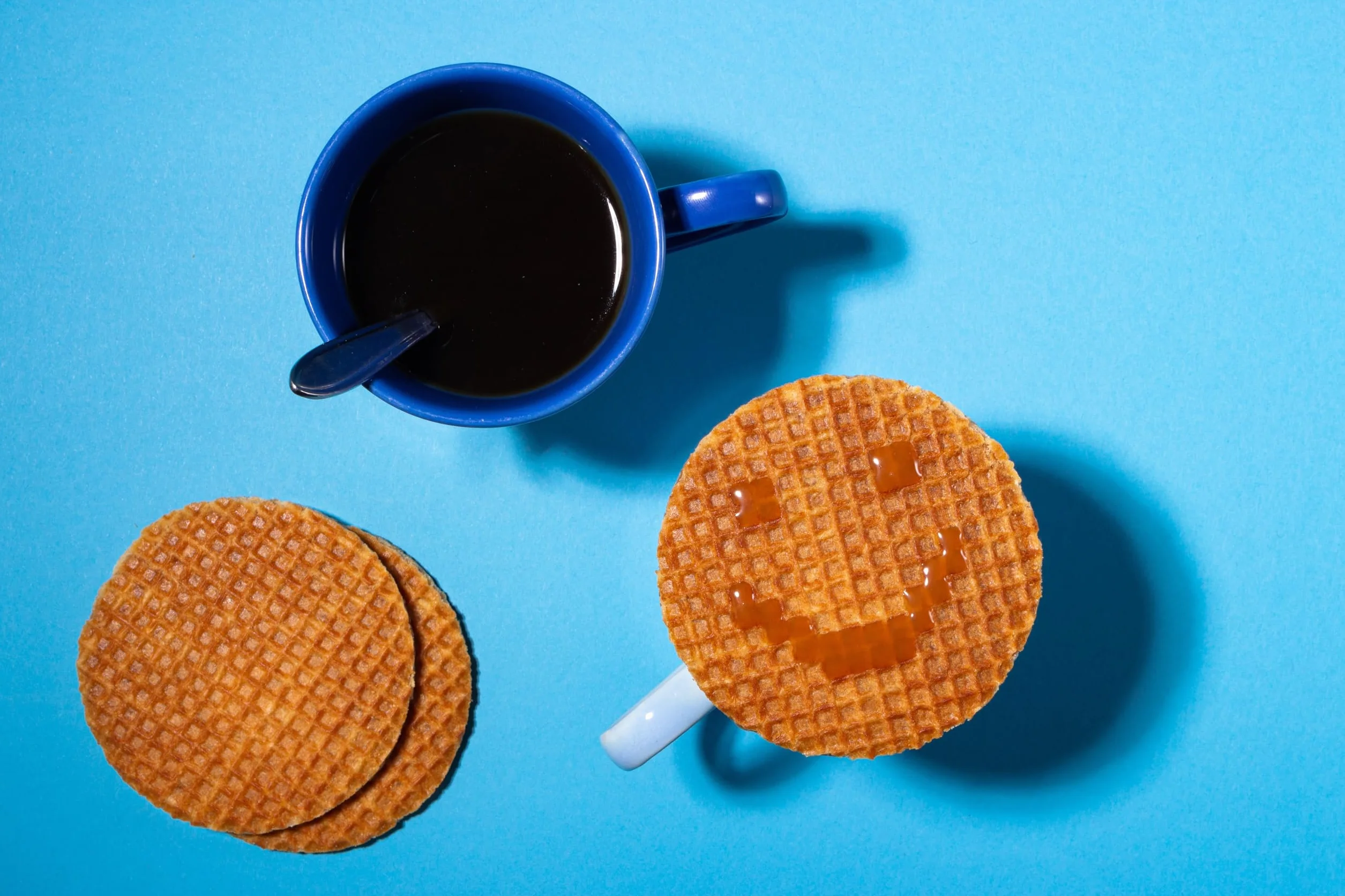 Daelmans Stroopwafels Caja Hexagonal, 8 Gofres de Caramelo Holandeses, Diámetro 8 cm, 230 g, Snack Clásico para Café