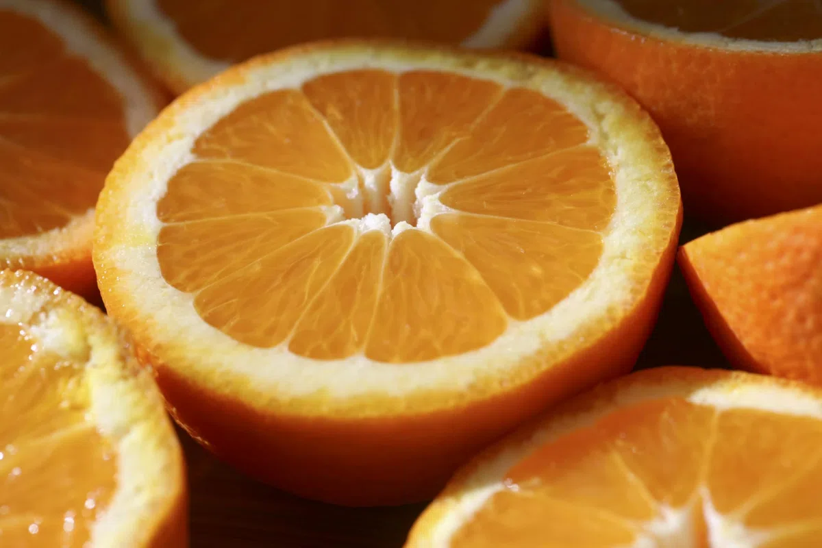 Vitalem – Caja de Naranjas Frescas 4kg (8-14 Piezas) | Fruta Natural y Ecológica | Cultivo Local Málaga | Directo del Agricultor | 100% Sostenible | Ideal para Zumos, Postres y Cocina Saludable