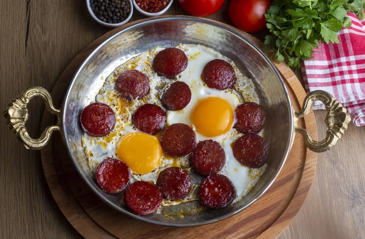 Egetürk Emre Kangal Sucuk – 1 x 1 kg – Salchicha de ajo al estilo turco 100% de carne de vacuno, halal, especialidad turca tradicional secada al aire, para baguette de Sucuk, Menemen, pizza, huevos