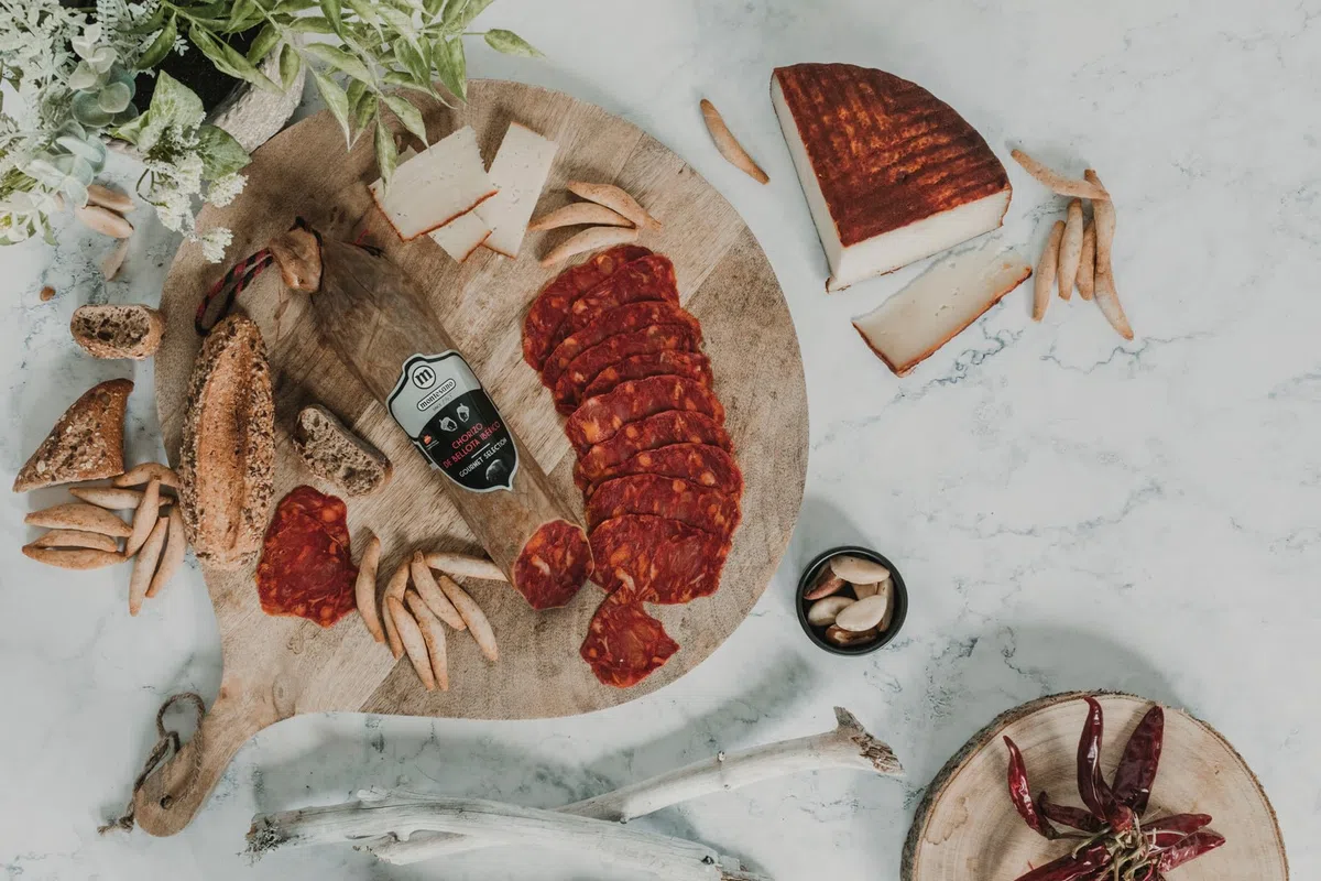 Ibéricos Montesano | Chorizo de Bellota 100% Ibérico | Elaborado con Cerdos Ibéricos Criados en Libertad y Alimentados con Bellotas | Aderezado con Pimentón de La Vera | Sabor Intenso | 0,5-0,6Kg
