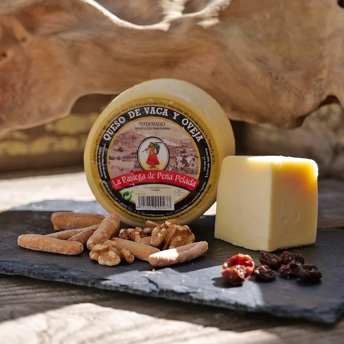 LA PASIEGA DE PEÑAPELADA Queso Mezcla de Vaca y Oveja, Queso redondo baby 530 gr (aprox) Al vacío - Sabor Suave y Pronunciado - Elaborado con Leche Pasteurizada - Calidad Artesanal Española
