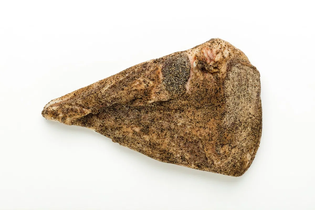 Tomassoni Carrilleras de Cerdo Italianas Sazonadas con Pimienta, Guanciale, Ingrediente para Carbonara, Amatriciana, sin gluten y sin lactosa, 100% italiano, pieza envasada al vacío 700 g