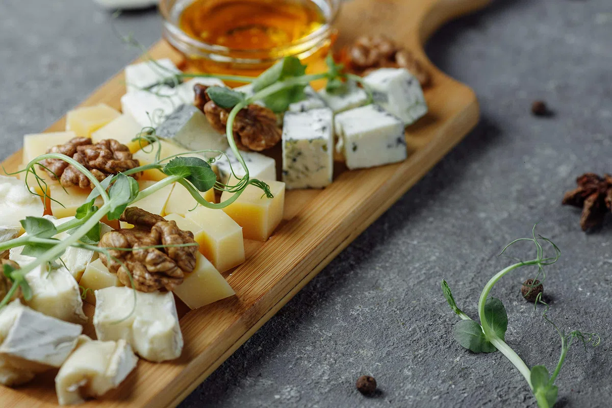 Queso De Pistacho | Queso de cabra y oveja | típico siciliano | 450g | Refinado en corteza con Aceite de Oliva y Pistacho