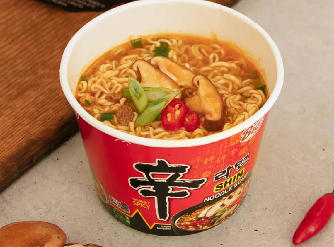 YIJIA | Pack de 4 Ramen Coreano Cup Noodles Soup | Sabor de Shrimp Picante，Kimchi，Shin Ramyun，Udon Tempura | Nong shim