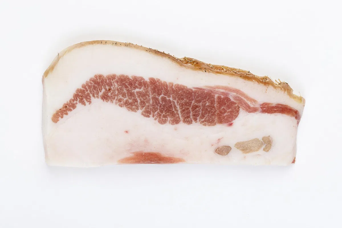 Tomassoni Carrilleras de Cerdo Italianas Sazonadas con Pimienta, Guanciale, Ingrediente para Carbonara, Amatriciana, sin gluten y sin lactosa, 100% italiano, pieza envasada al vacío 700 g