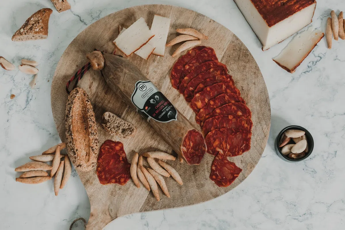 Ibéricos Montesano | Chorizo de Bellota 100% Ibérico | Elaborado con Cerdos Ibéricos Criados en Libertad y Alimentados con Bellotas | Aderezado con Pimentón de La Vera | Sabor Intenso | 0,5-0,6Kg